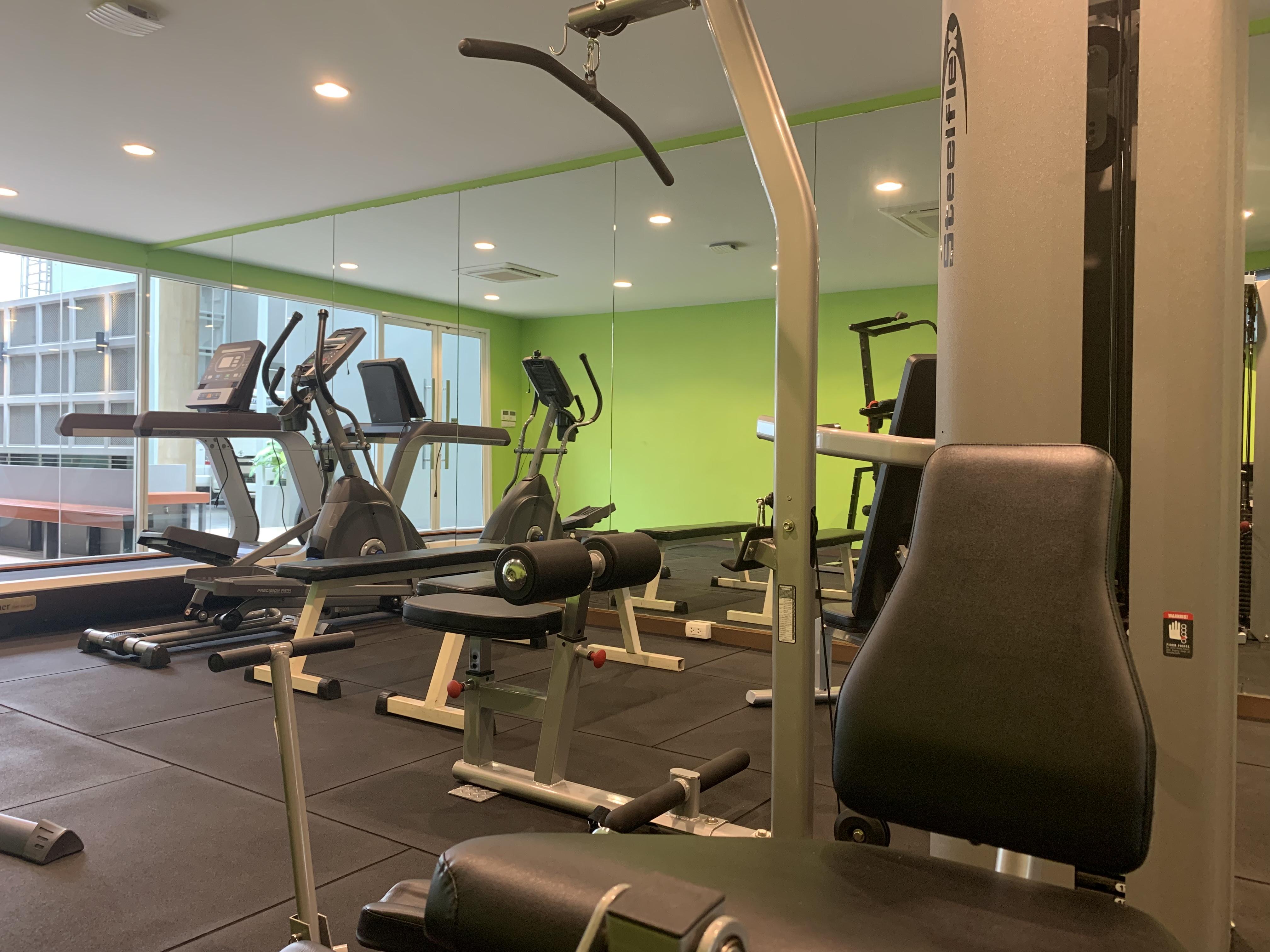 Le D'Tel Bangkok Ξενοδοχείο Εξωτερικό φωτογραφία The gym at the hotel