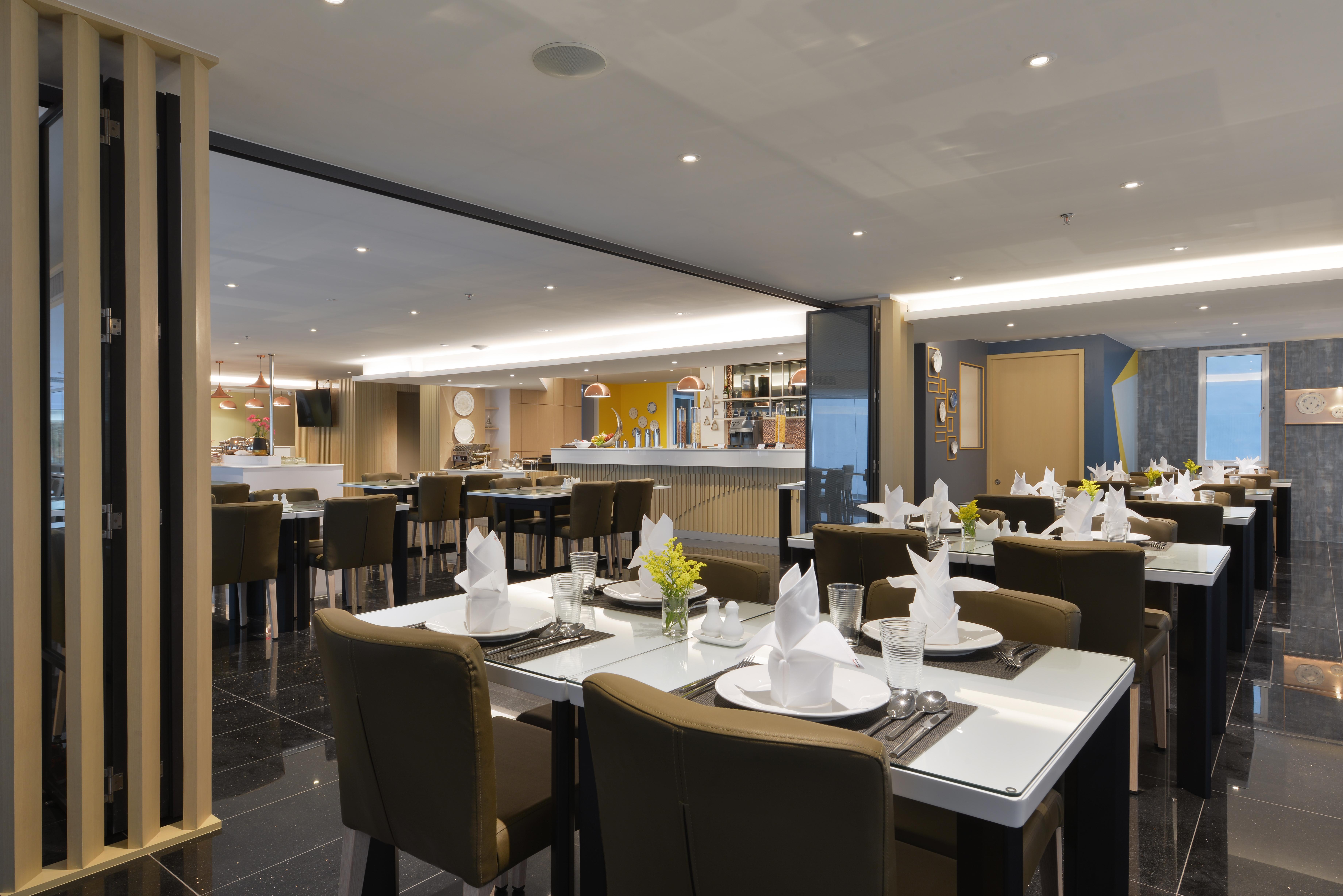 Le D'Tel Bangkok Ξενοδοχείο Εξωτερικό φωτογραφία The restaurant on board