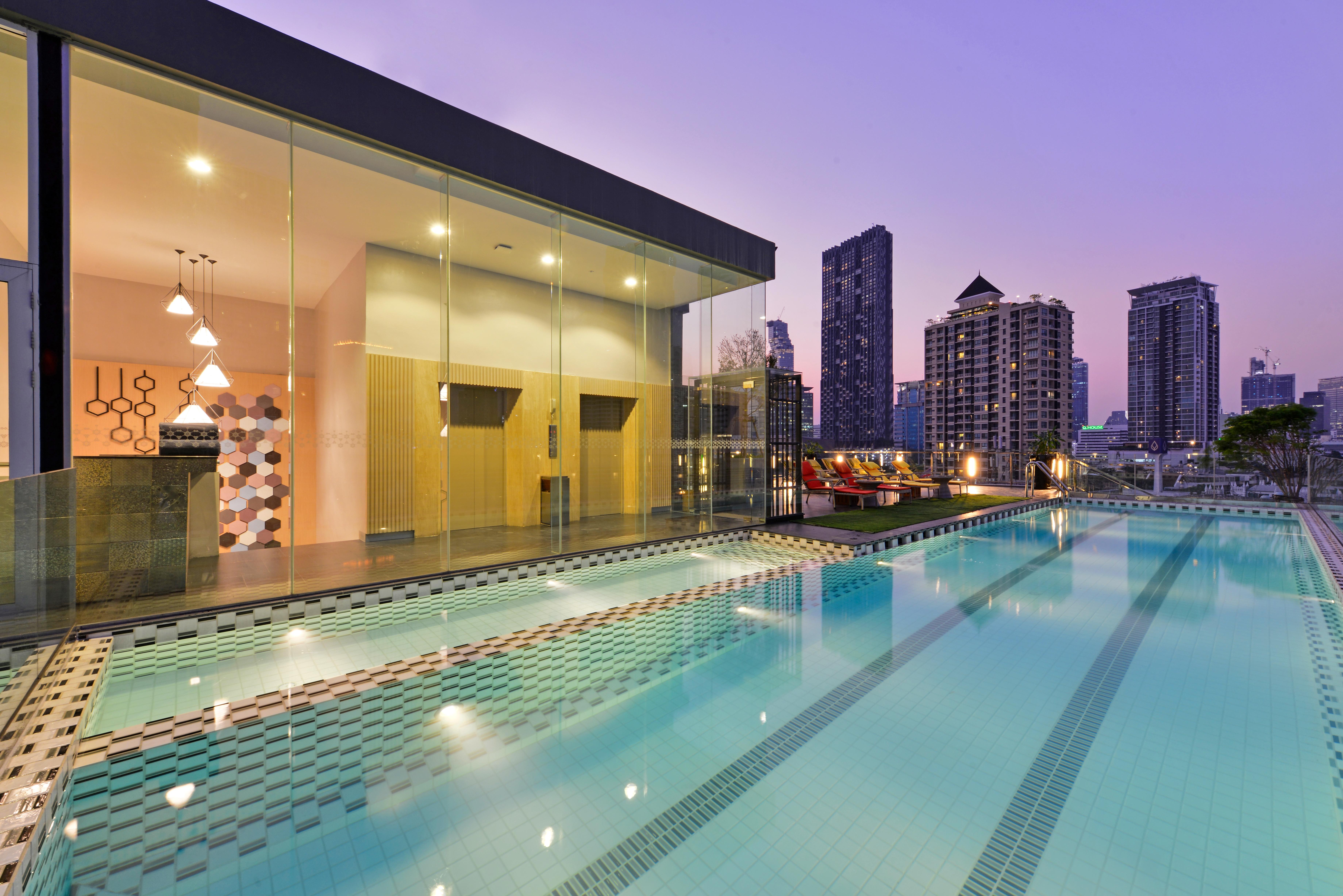 Le D'Tel Bangkok Ξενοδοχείο Εξωτερικό φωτογραφία The swimming pool at the clubhouse