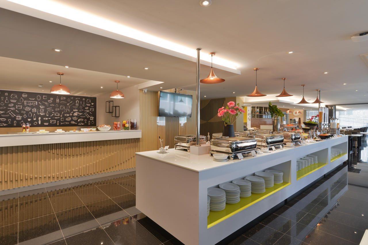 Le D'Tel Bangkok Ξενοδοχείο Εξωτερικό φωτογραφία The buffet at the lounge
