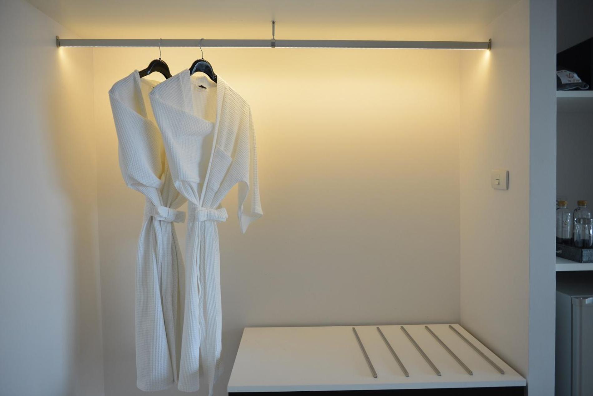 Le D'Tel Bangkok Ξενοδοχείο Εξωτερικό φωτογραφία A bathrobe hanging on a hanger