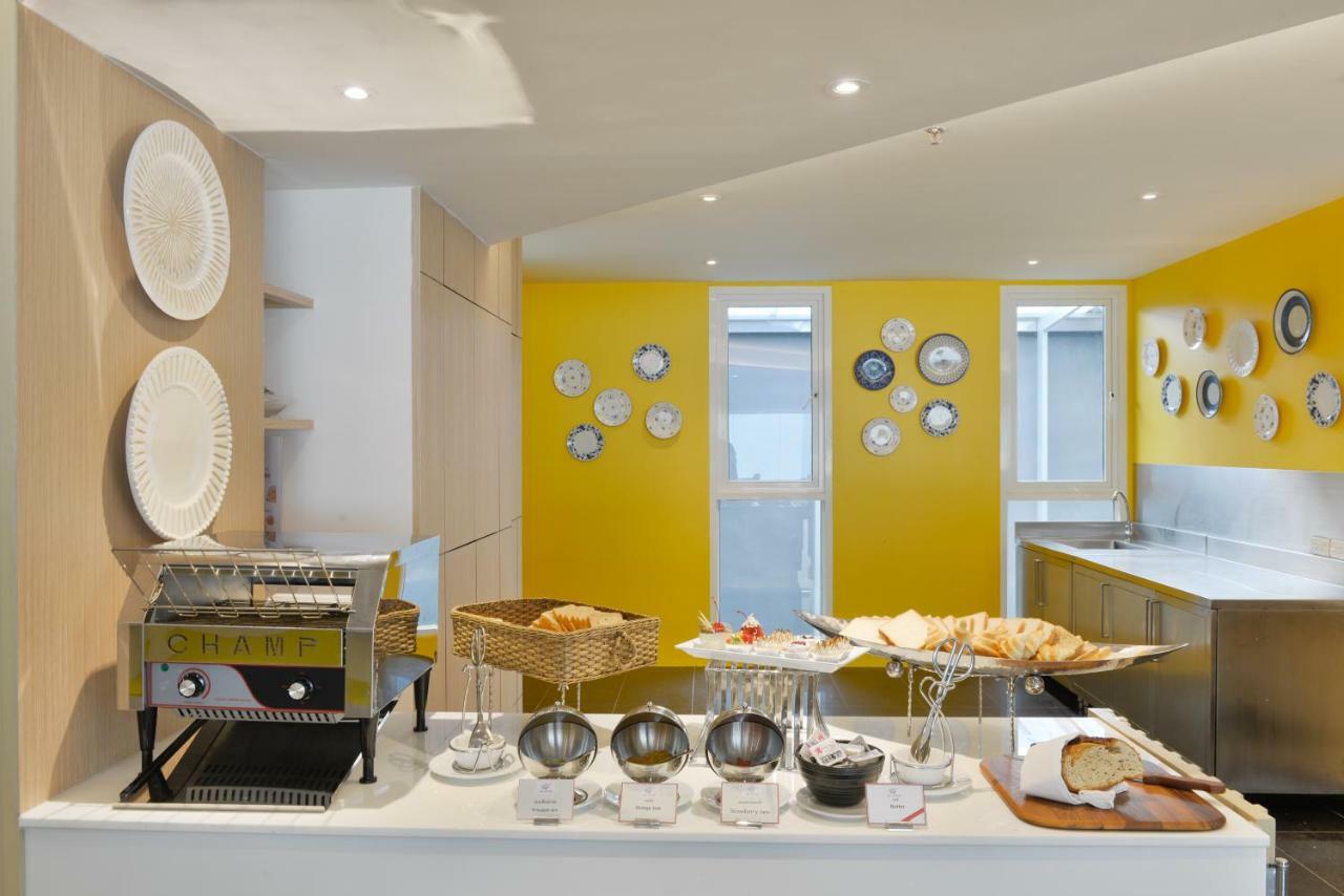 Le D'Tel Bangkok Ξενοδοχείο Εξωτερικό φωτογραφία A buffet at a hotel