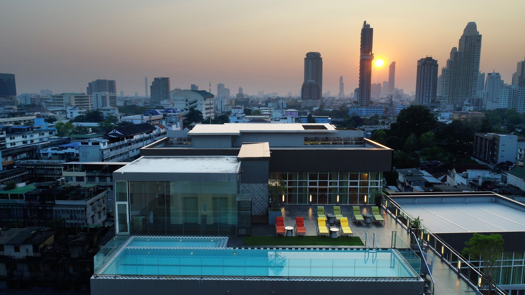 Le D'Tel Bangkok Ξενοδοχείο Εξωτερικό φωτογραφία The rooftop pool at the U Sathorn
